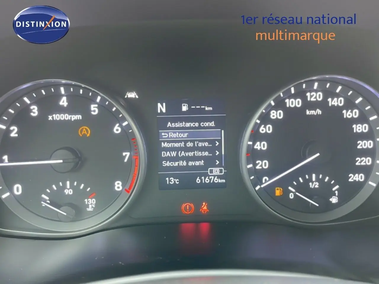 Tableau de bord de Hyundai i30 SW blanc polaire, vue frontale sur compteurs et écran central digital.
