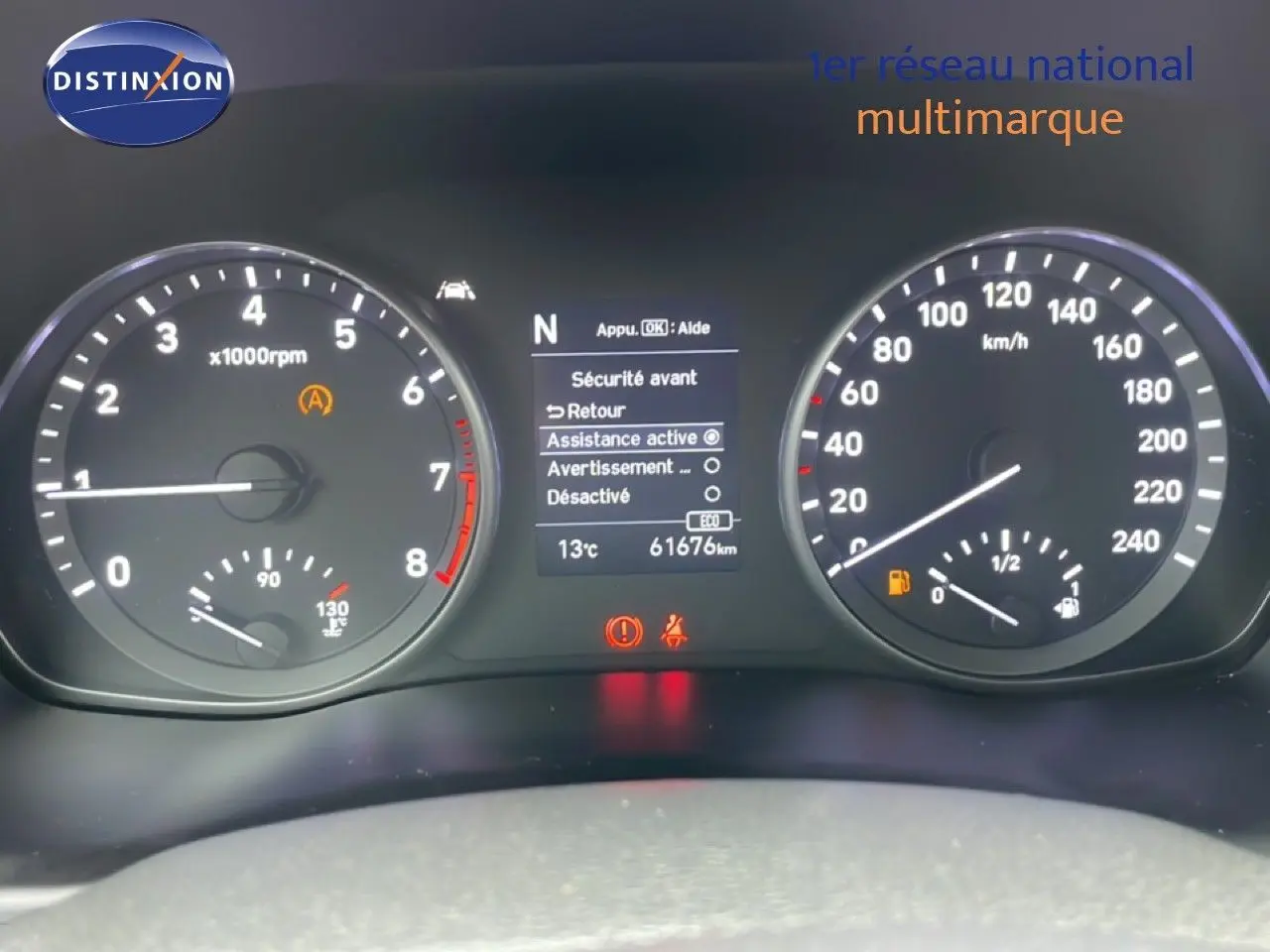 Tableau de bord de Hyundai i30 SW 2021 avec compte-tours, vitesse, température et affichage d'assistance active.