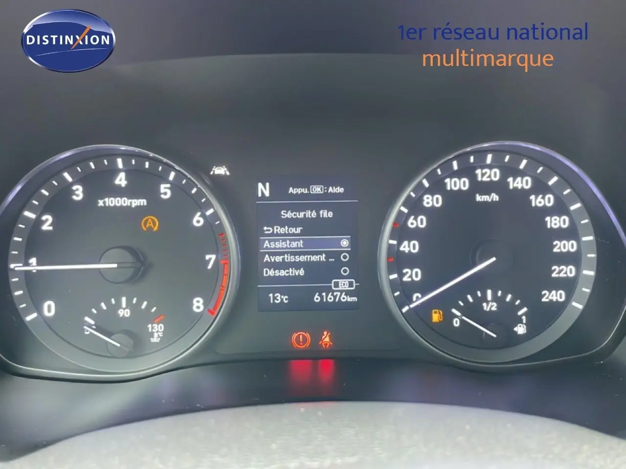 Tableau de bord de Hyundai i30 SW blanc polaire, affichage numérique et compte-tours à 3/4 face.