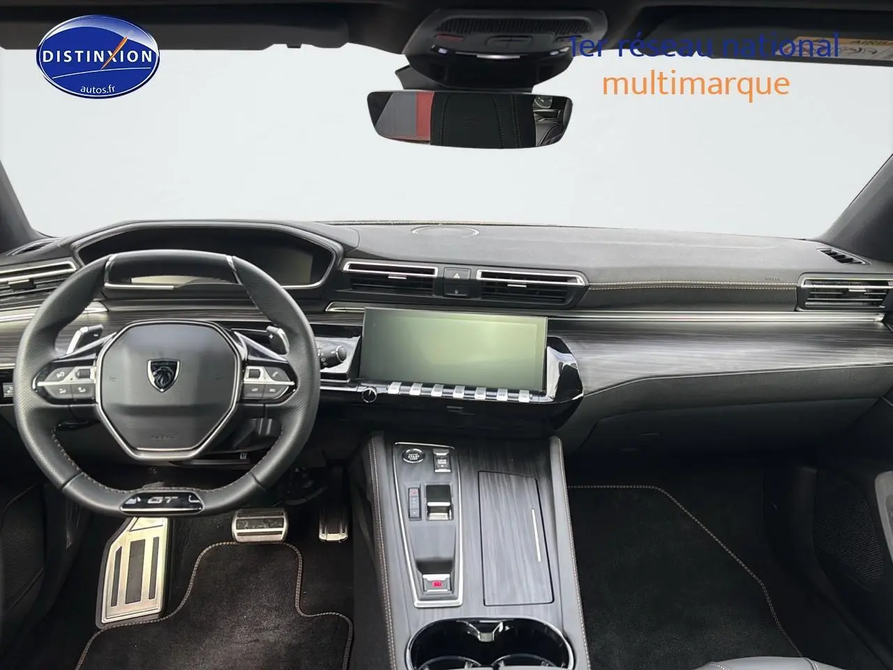 Intérieur de la Peugeot 508 SW Hybrid 225 GT 2024, vue frontale du tableau de bord avec volant cuir et écran tactile central.
