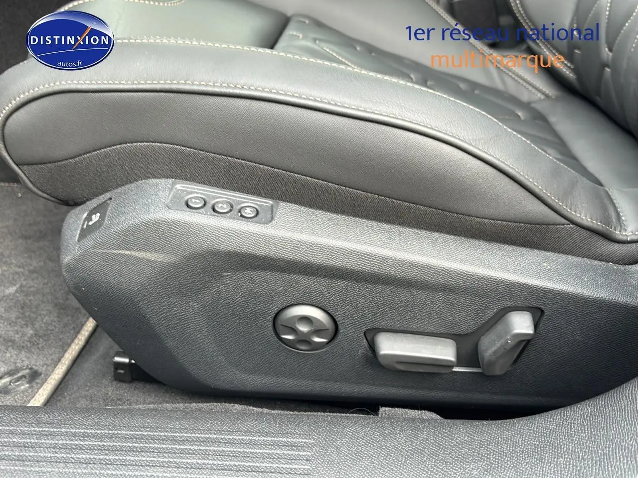 Détail des commandes de réglage électrique du siège conducteur en cuir noir de la Peugeot 508 SW gris titane.