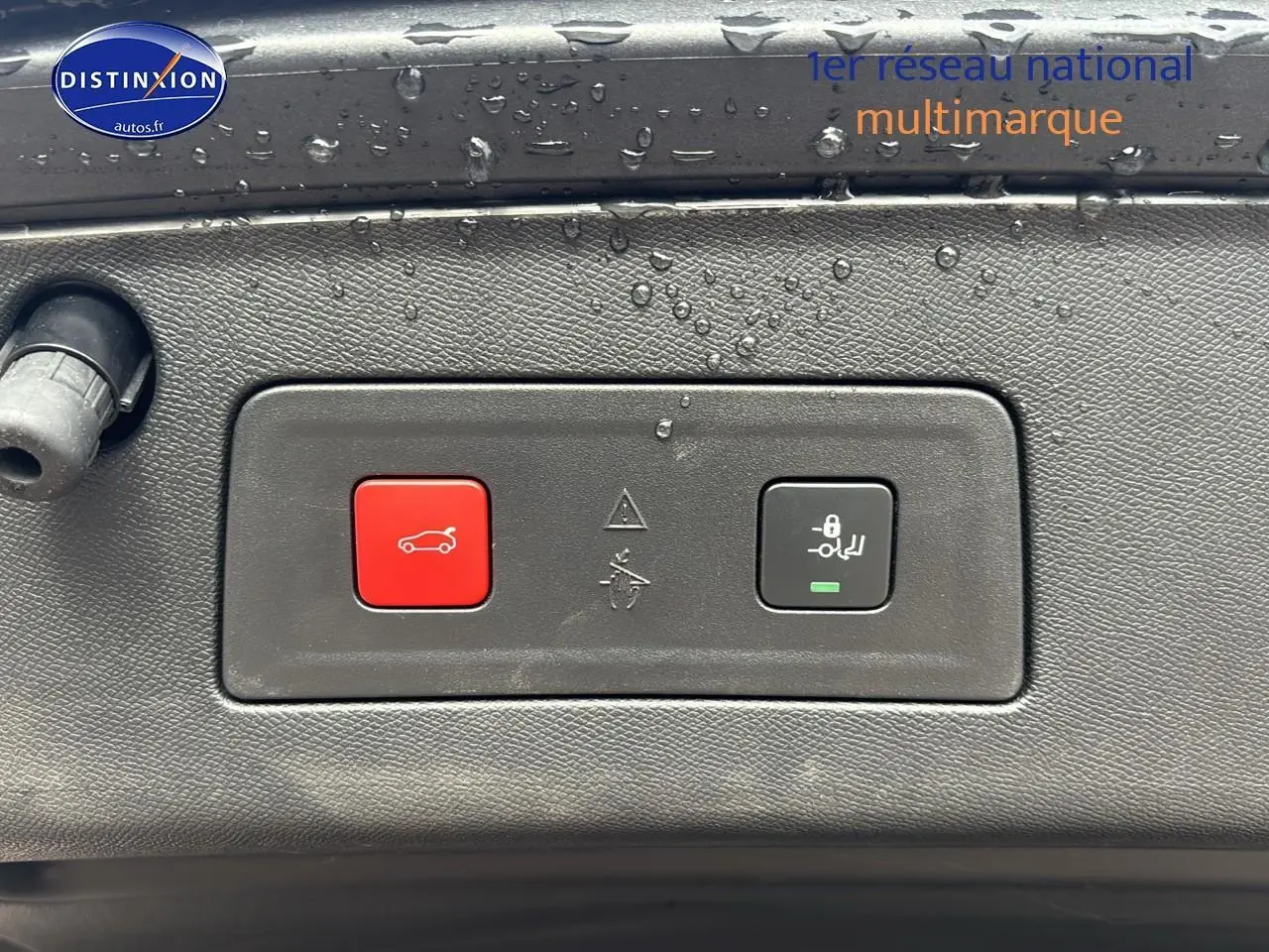 Boutons de commande du hayon électrique et verrouillage enfant sur Peugeot 508 SW gris titane, vue rapprochée intérieure.