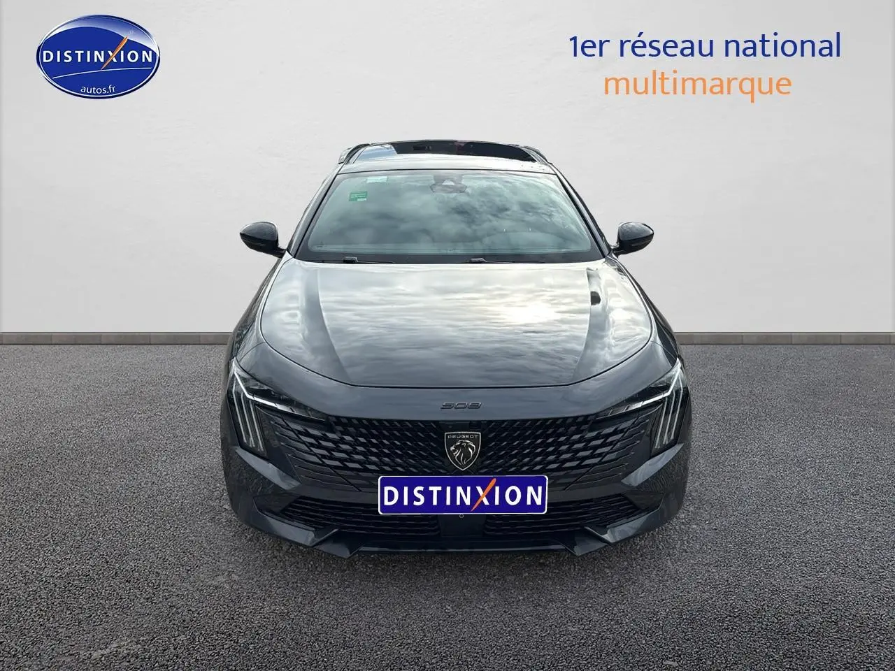 Peugeot 508 SW Hybrid gris titane vue de face avec calandre noire et phares LED marquants.