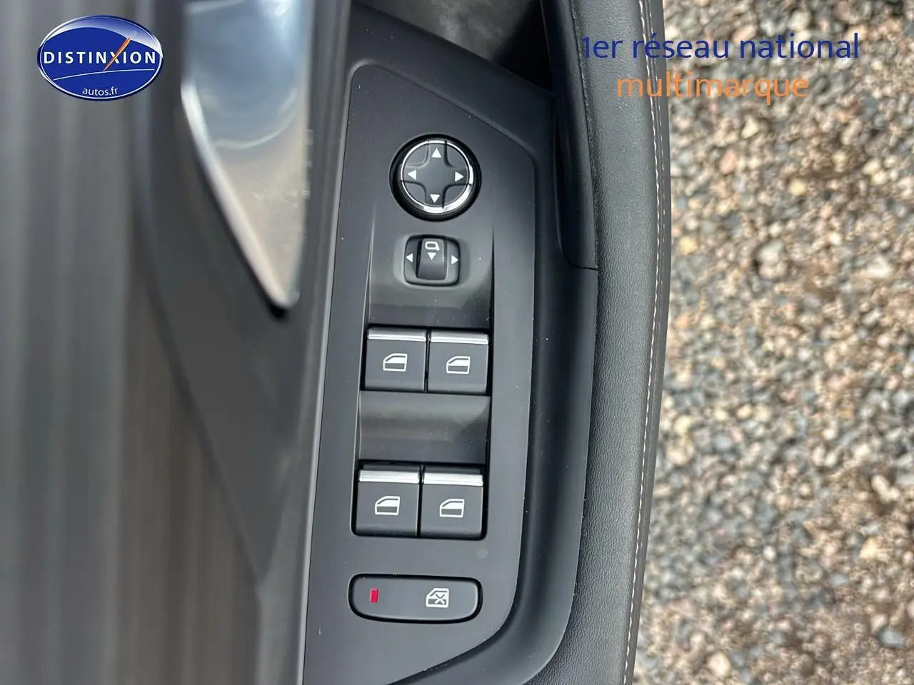 Commande des vitres électriques et réglage des rétroviseurs sur la porte avant gauche d'une Peugeot 508 SW gris titane.