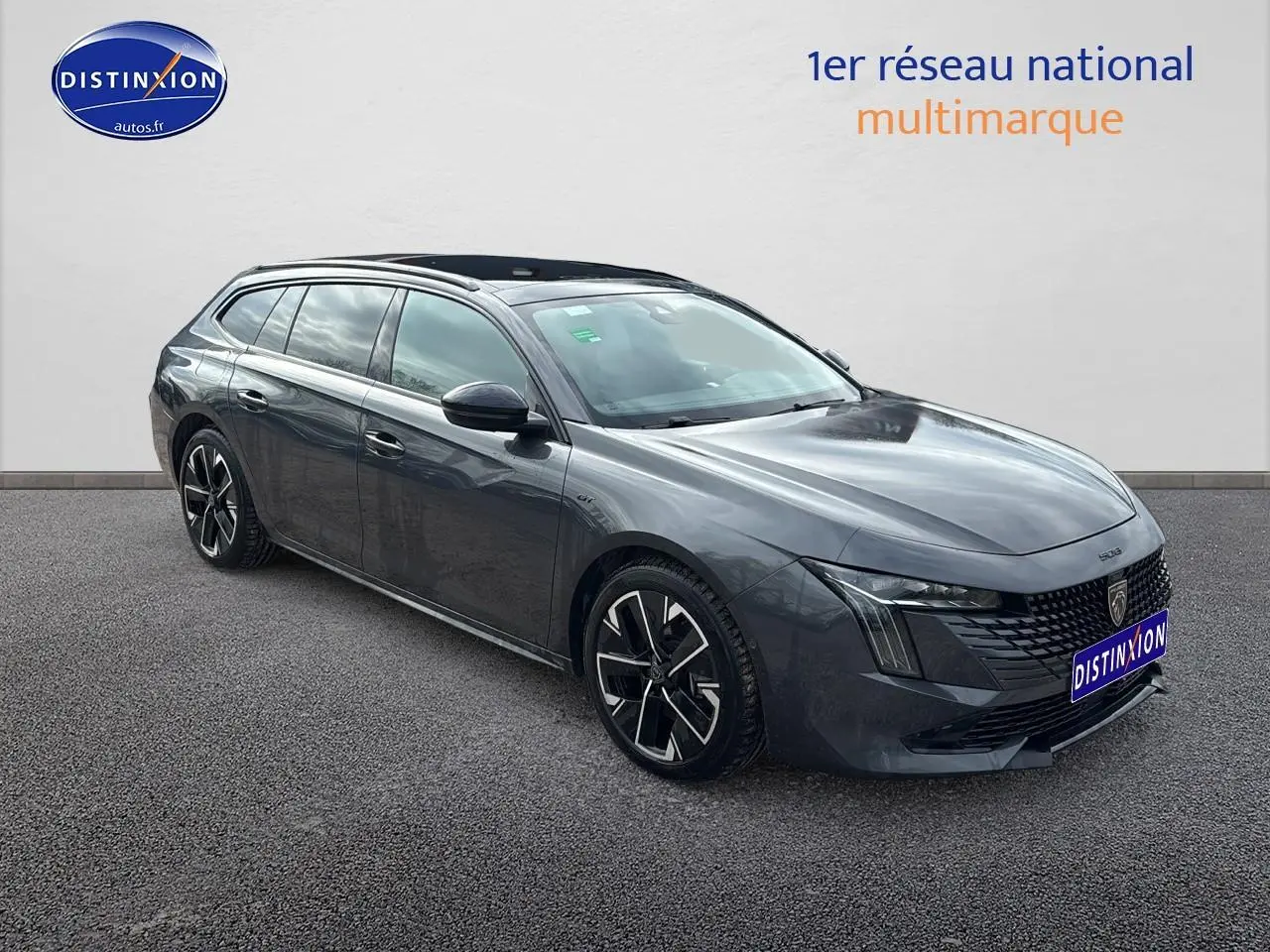 Peugeot 508 SW Hybrid gris titane en 3/4 avant droit, avec jantes alu et calandre chromée visible.