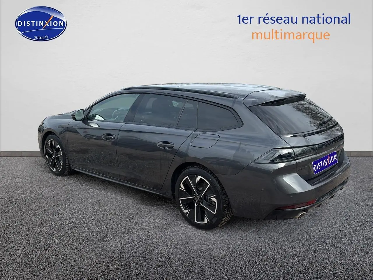 Peugeot 508 SW Hybrid gris titane vue 3/4 arrière droit avec jantes alliage et vitres surteintées.