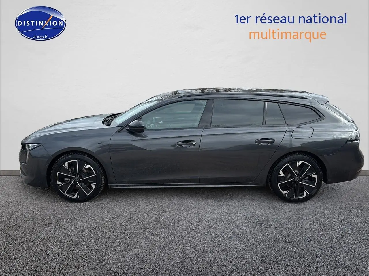 Peugeot 508 SW Hybrid gris titane vue de profil côté gauche avec jantes alliage noires et toit panoramique.