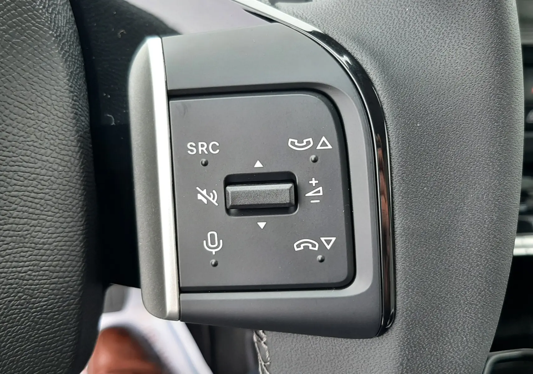 Gros plan sur les commandes multifonctions à gauche du volant gris du Citroën C3 Aircross 1.2 Hybrid 145 2026.
