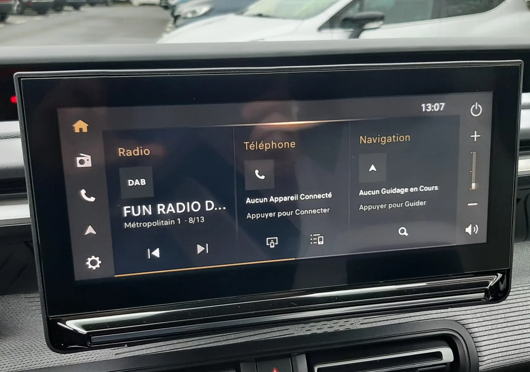 Vue intérieure du tableau de bord du Citroën C3 Aircross 2026 avec écran tactile multimédia affichant radio, téléphone et navigation.