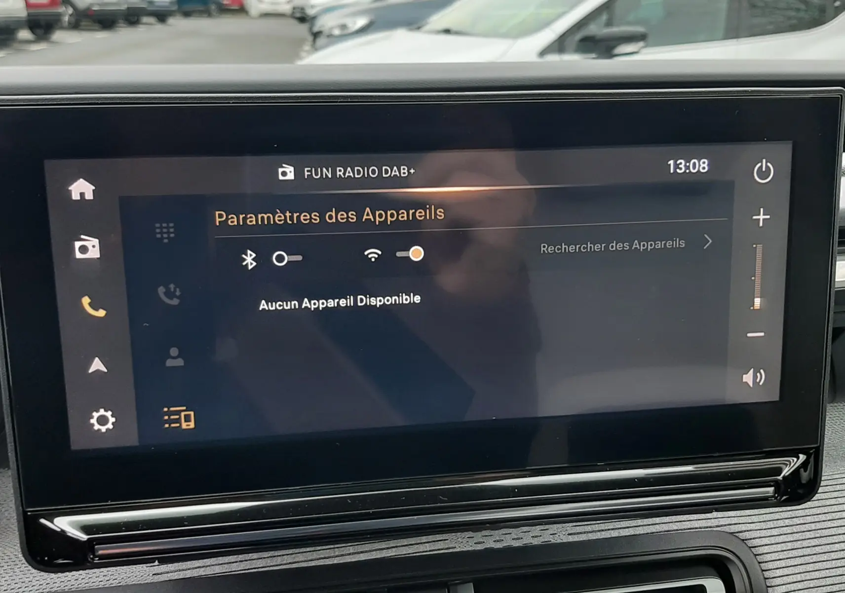 Écran tactile central du tableau de bord du Citroën C3 Aircross gris Mercury, affichant les paramètres Bluetooth et Wi-Fi.