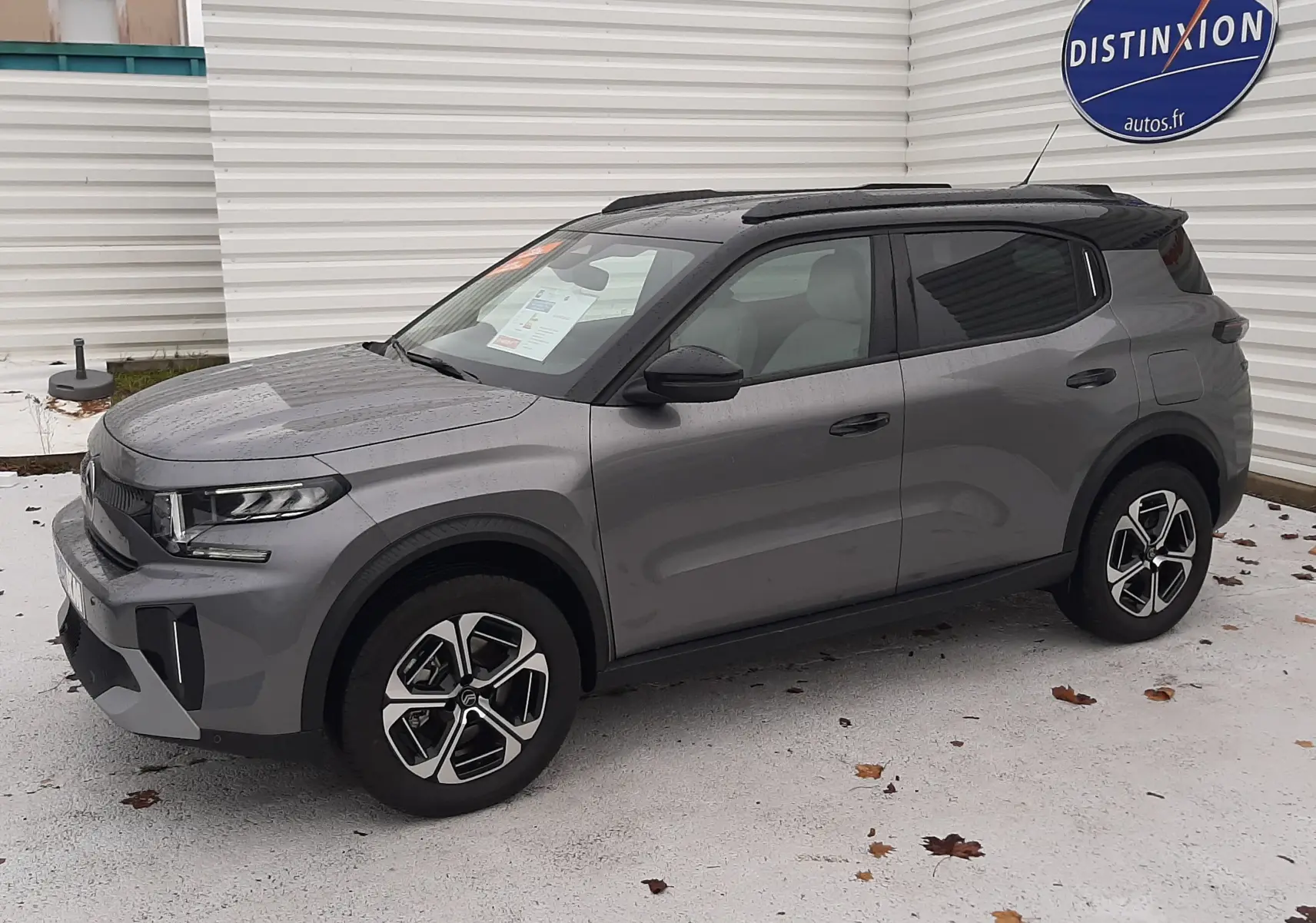 Citroën C3 Aircross 2026 gris Mercury vue 3/4 avant droit, avec jantes distinctives et toit noir contrasté.