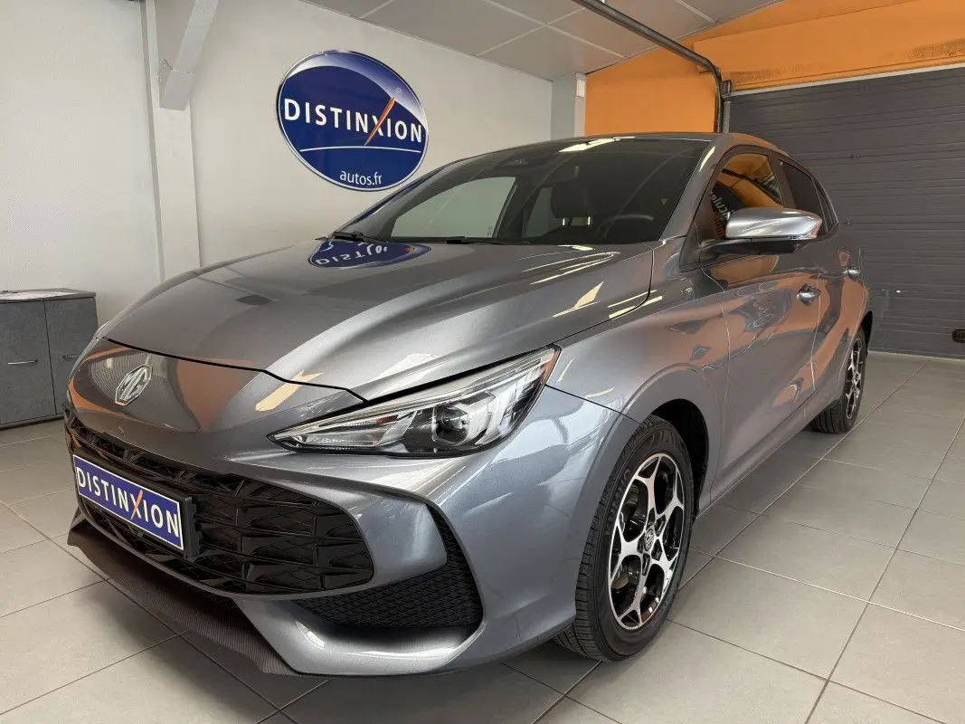Vue 3/4 avant du MG3 hybride gris Hampstead avec jantes alliage noires et calandre noire brillante.