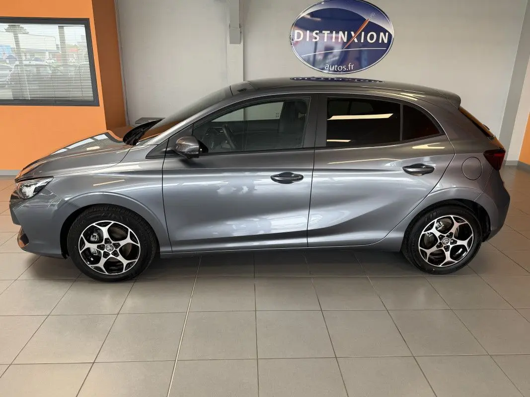 Vue de profil côté gauche d’une MG3 1.5 L Hybrid+ Luxury en gris Hampstead, avec jantes alliage distinctives.