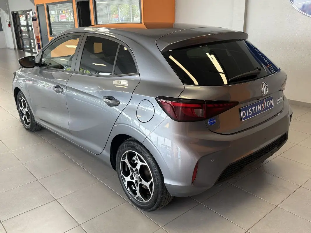 Vue 3/4 arrière droite d'une MG3 hybride grise Hampstead avec jantes alliage et vitres teintées en showroom.