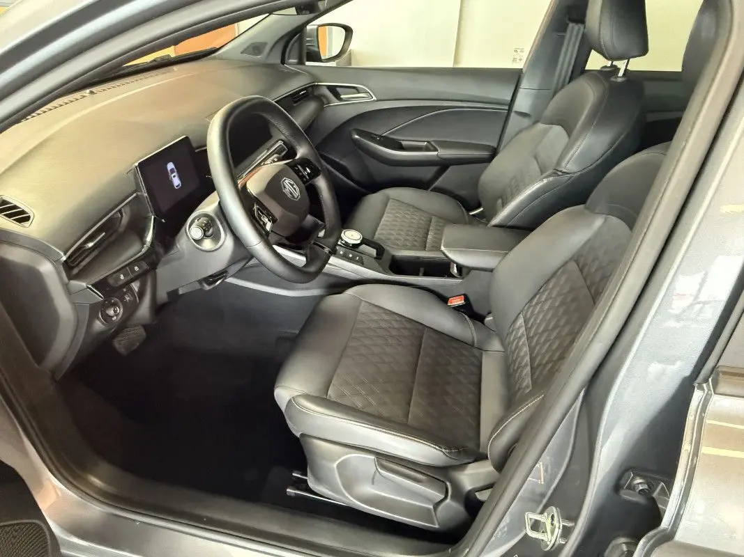 Vue intérieure côté conducteur de la MG3 Hybrid+ Luxury en gris Hampstead, avec sièges en cuir noir et tableau de bord moderne.