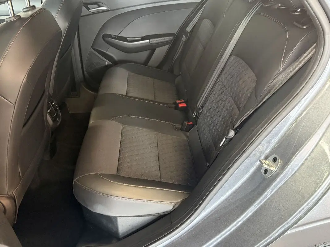 Vue intérieure côté droit des sièges arrière en cuir noir avec surpiqûres, dans une MG3 Hampstead Grey.