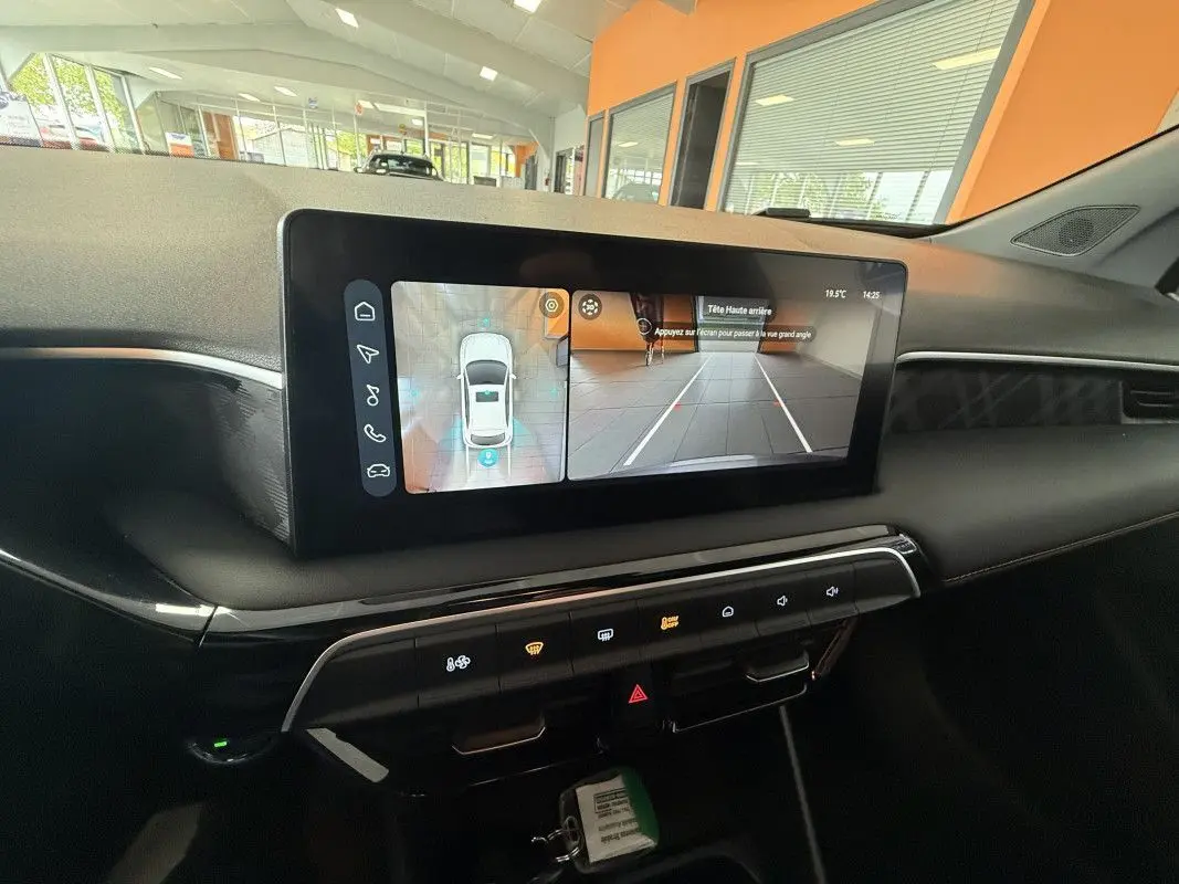 Vue intérieure du tableau de bord du MG3 1.5 L Hybrid+ Luxury, écran tactile affichant la caméra de recul et vue 360°.