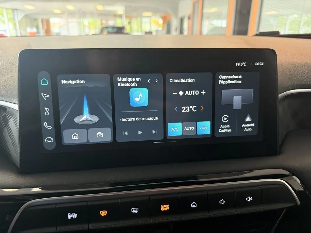 Écran tactile central du tableau de bord du MG3 Hybrid+ affichant navigation, musique Bluetooth et climatisation à 23°C.