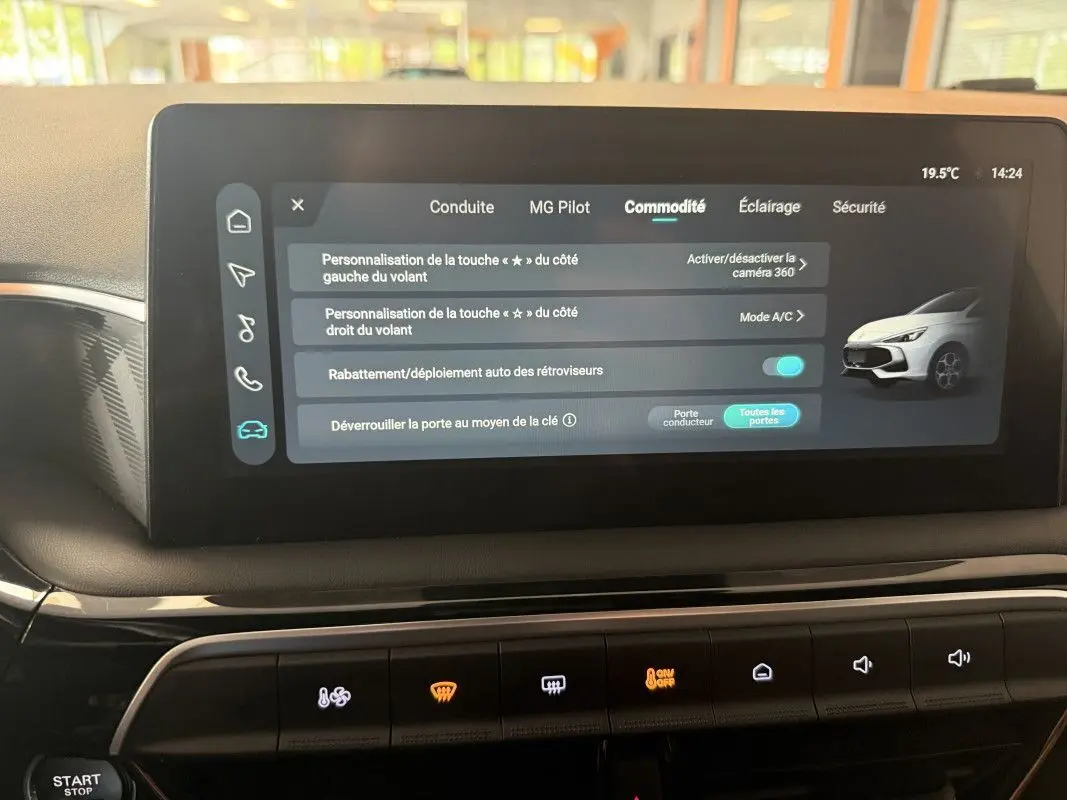 Écran tactile central affichant les réglages de commodité du MG3 Hybrid+ en intérieur, avec commandes climatisation et démarrage.