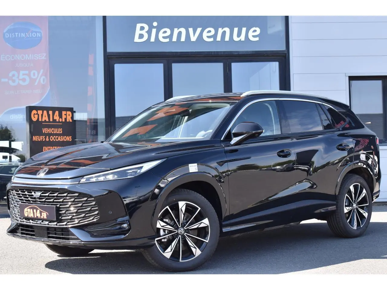 MG Motor EHS 1.5 Hybrid+ 224 ch Luxury noir en 3/4 avant droit, jantes alliage 19 pouces et calandre distinctive.