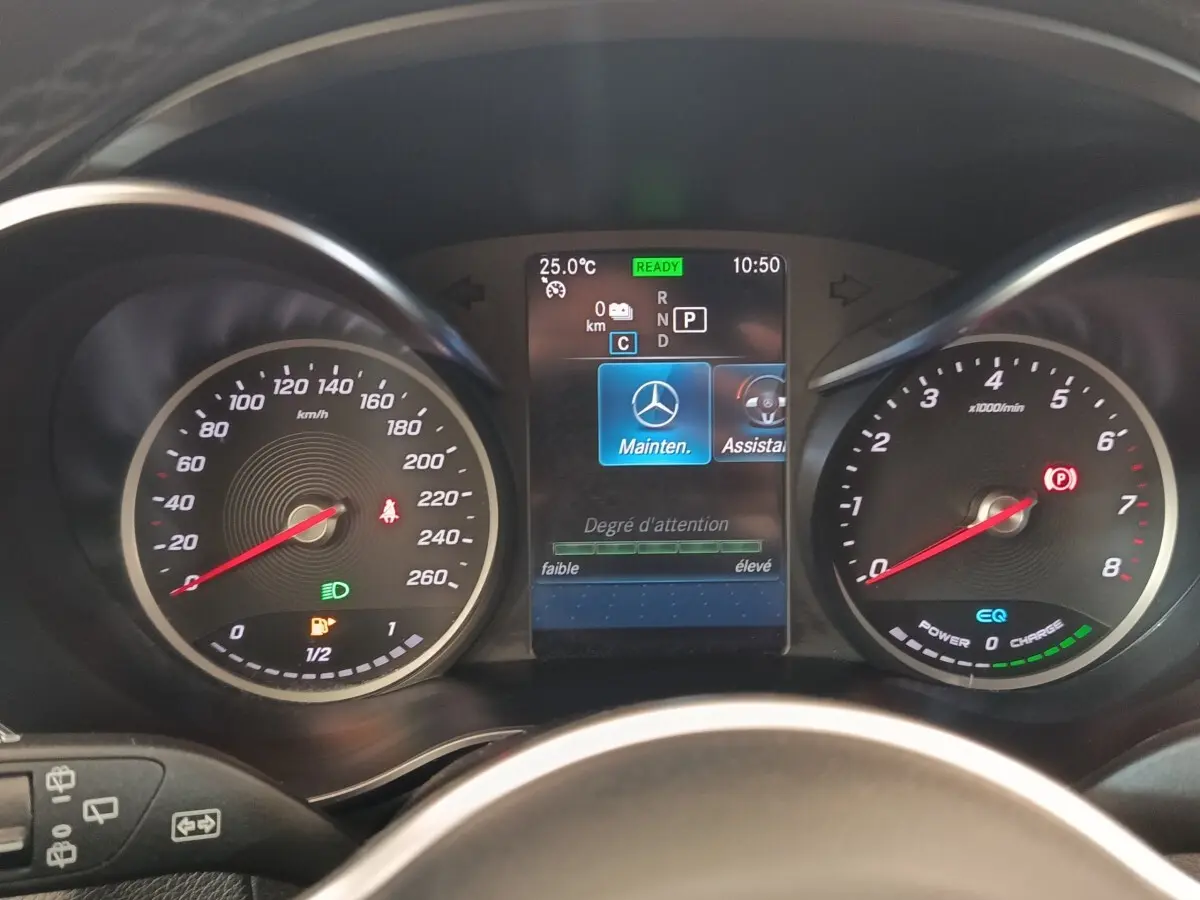 Vue rapprochée du tableau de bord numérique du Mercedes GLC 300 DE hybride, affichage multifonctions et compte-tours.