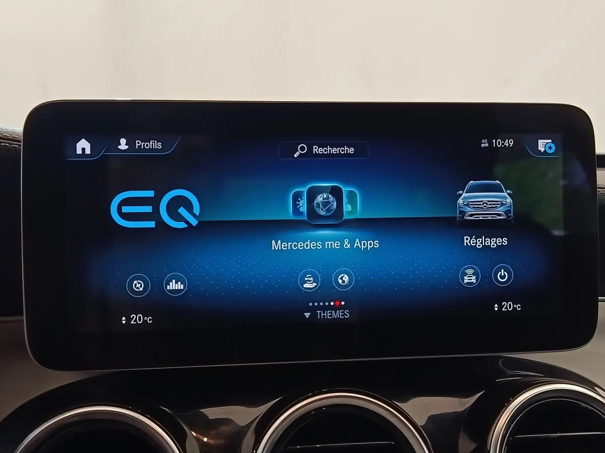 Écran tactile central du tableau de bord Mercedes GLC 300 DE Business Line 2022 affichant menu EQ et réglages.