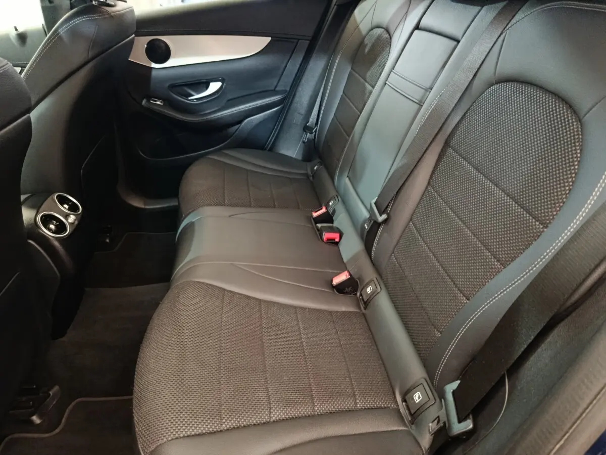 Vue intérieure côté droit des sièges arrière noirs en cuir et tissu du Mercedes GLC 300 DE Business Line 2022.
