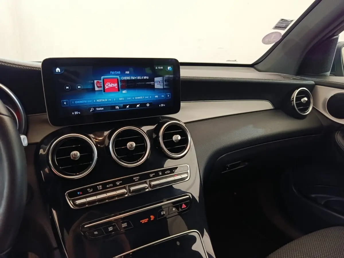 Vue intérieure du tableau de bord noir et beige du Mercedes GLC 300 DE Business Line avec écran tactile central.