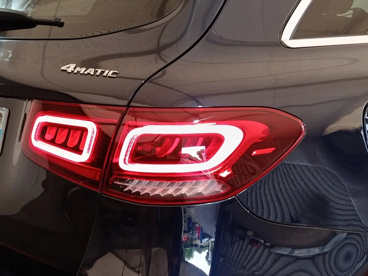 Gros plan sur le feu arrière gauche allumé d’un Mercedes GLC 300 DE Business Line bleu 4MATIC, 2022.
