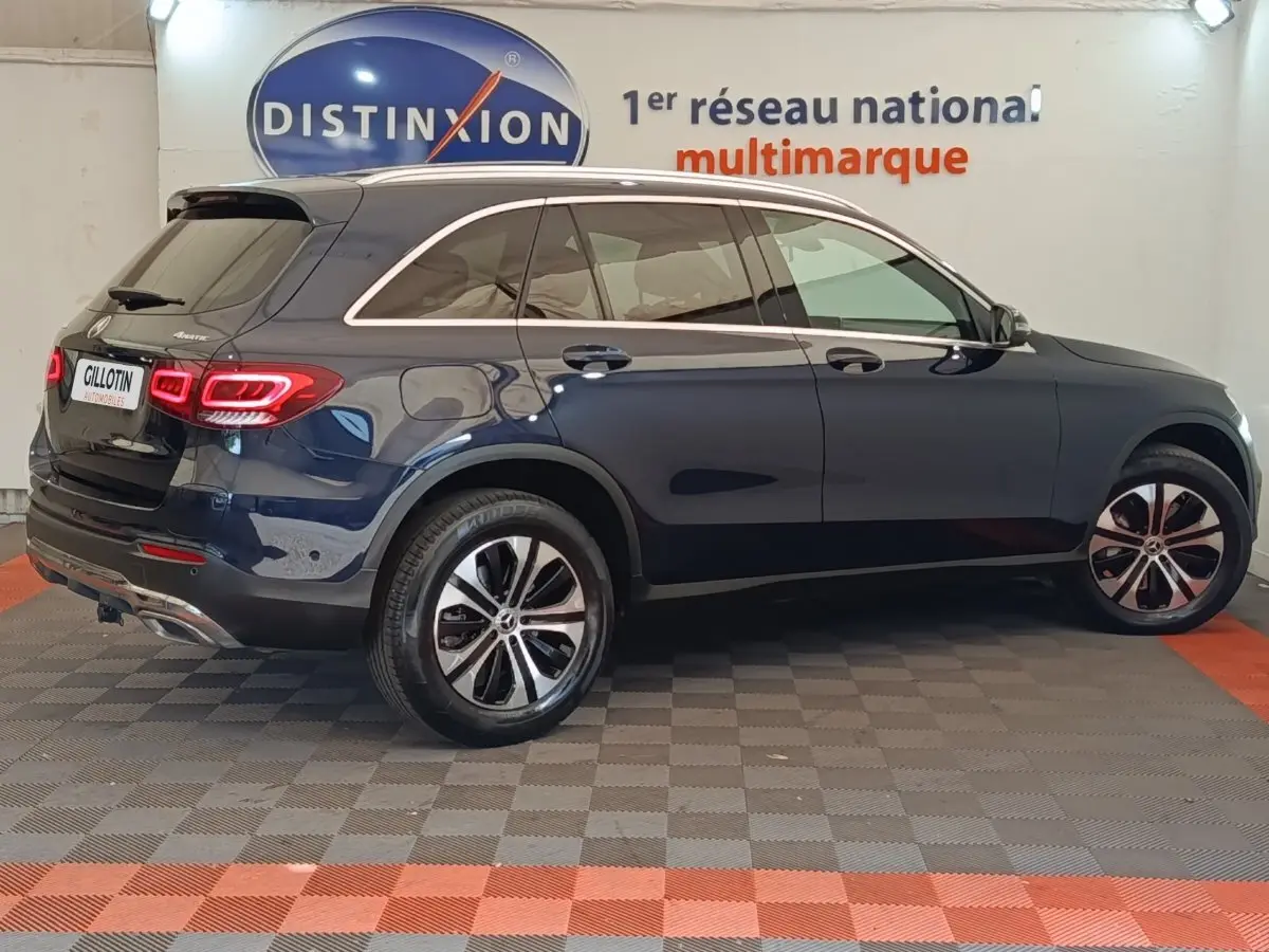 Mercedes GLC 300 DE Business Line bleu, vue de profil côté droit en intérieur avec jantes distinctives.