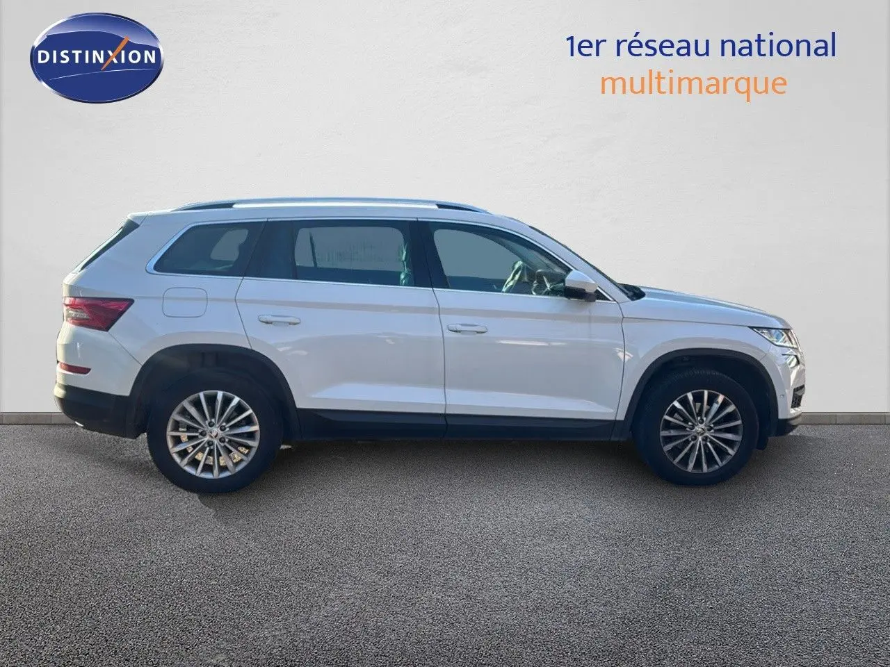 Profil côté gauche d'un SUV Skoda Kodiaq blanc 2018 avec jantes alliage et toit ouvrant panoramique.