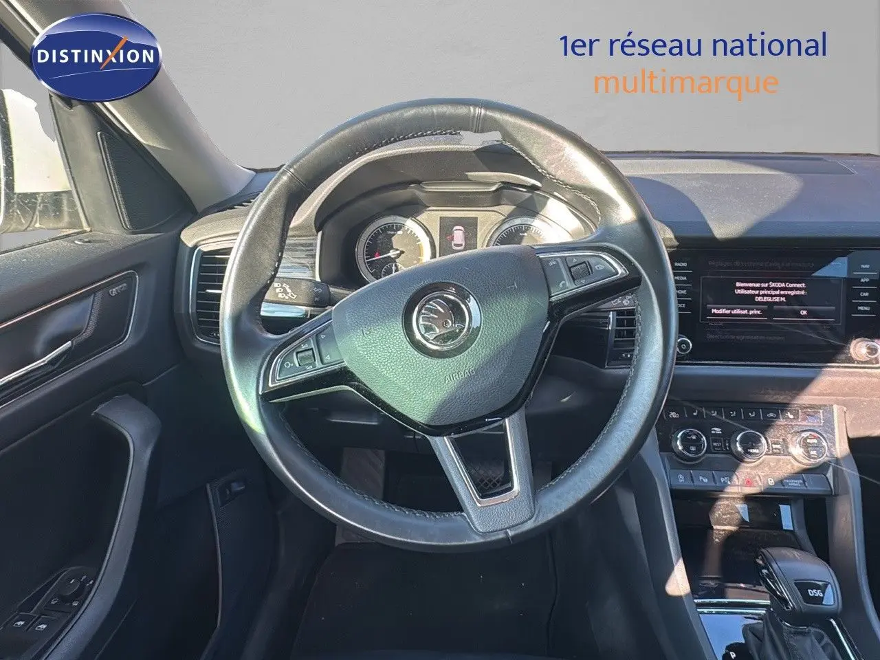Vue intérieure centrée sur le volant cuir noir d'une Skoda Kodiaq 2018, avec tableau de bord et écran tactile visibles.