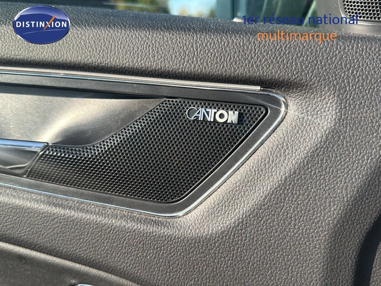 Gros plan sur l'enceinte Canton intégrée dans la porte intérieure d'un Skoda Kodiaq blanc 2018.