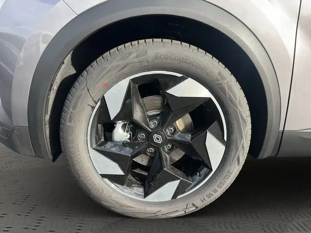 Gros plan sur la roue avant droite du Renault Captur 2025 gris Cassioppe avec jante noire et grise au design géométrique.