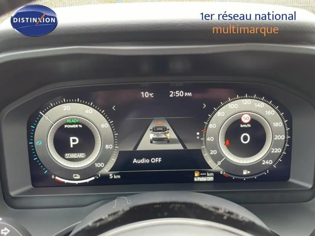 Tableau de bord numérique du Nissan Qashqai 2025 affichant la vitesse, la puissance et l'assistance à la conduite.