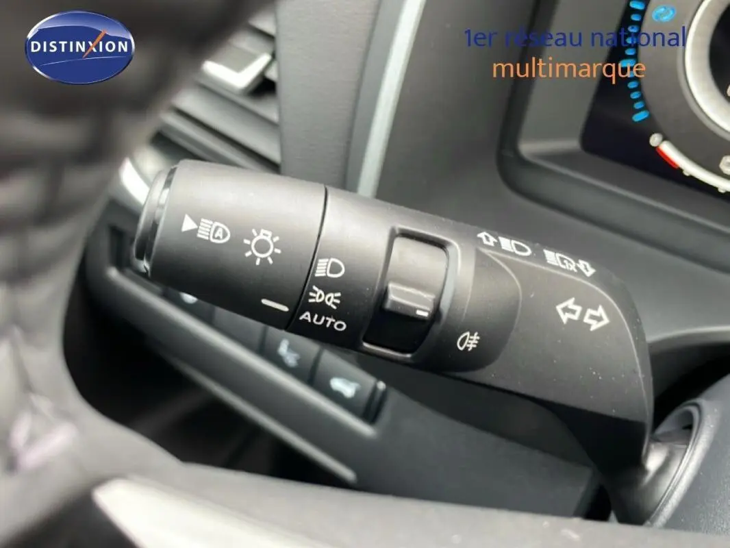 Gros plan sur la commande des feux et clignotants du Nissan Qashqai gris 2025, intérieur moderne et fonctionnel.