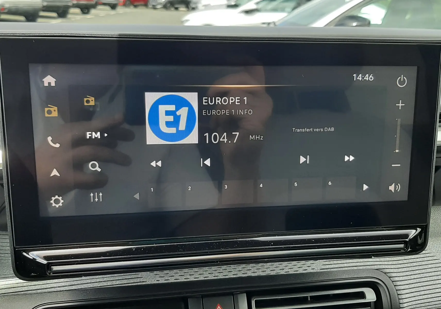 Vue rapprochée de l’écran multimédia intérieur du Citroën C3 Aircross blanc banquise avec toit noir, affichant une radio FM.