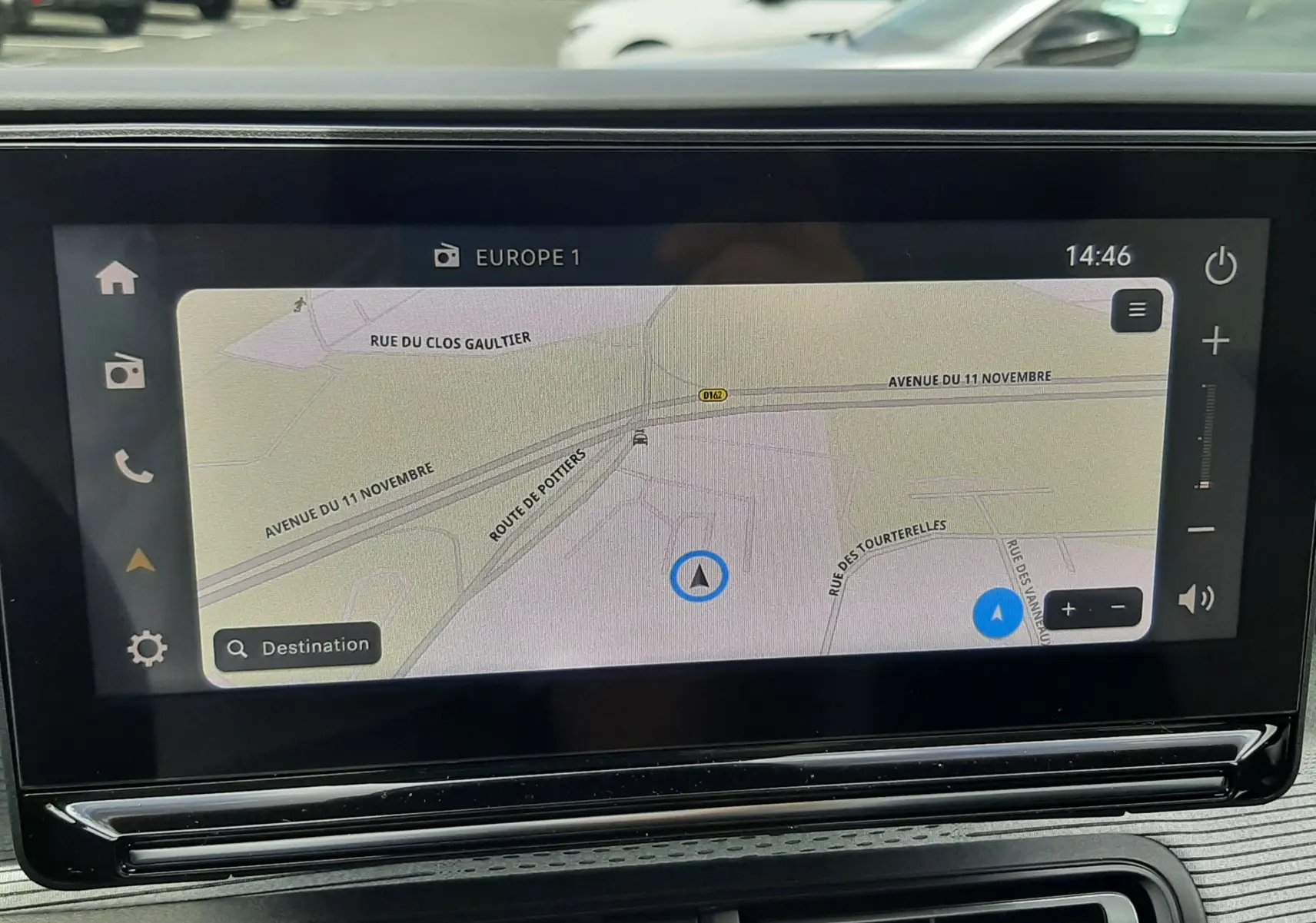 Écran tactile central du tableau de bord du Citroën C3 Aircross 2026 affichant la navigation GPS en extérieur.
