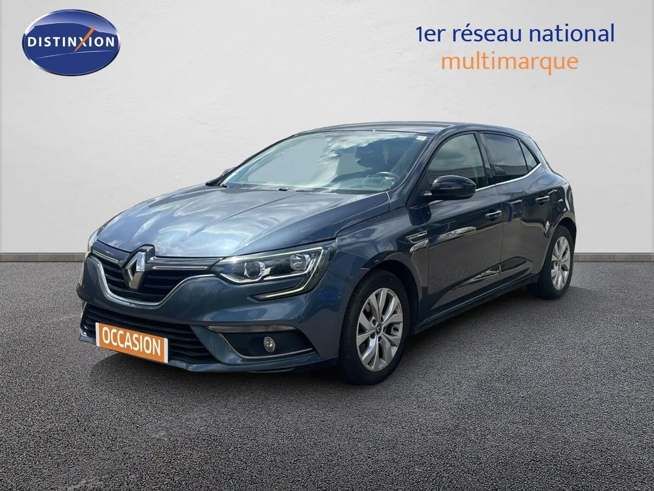 Renault Mégane gris titanium métal vue 3/4 avant droit, avec phares LED et jantes alliage 16 pouces.
