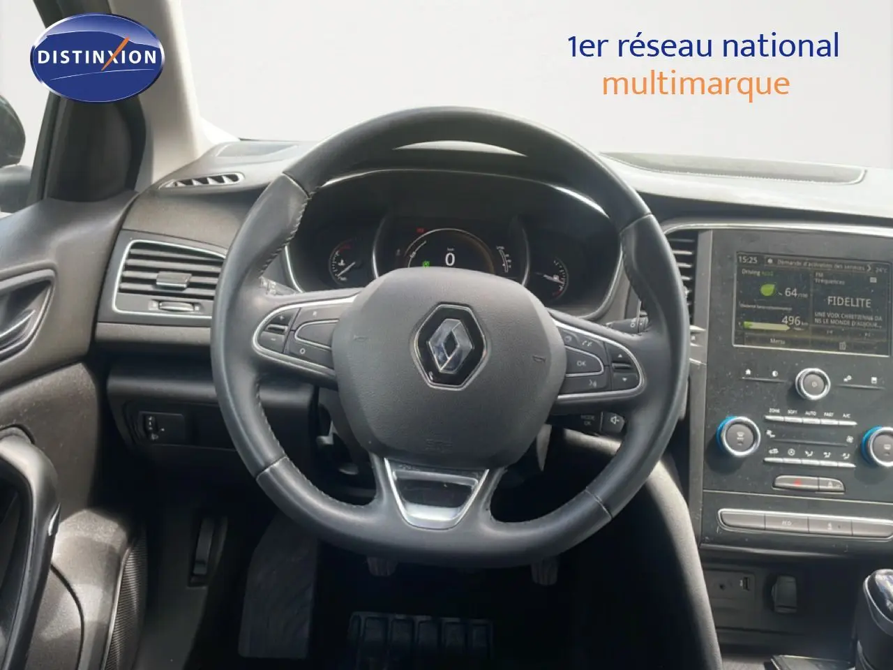 Vue intérieure centrée sur le volant cuir noir de la Renault Mégane 2021 avec tableau de bord et écran tactile.