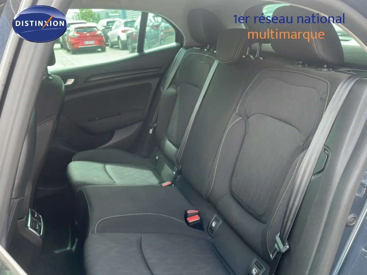 Vue intérieure côté droit des sièges arrière en tissu noir avec surpiqûres blanches d'une Renault Mégane gris titanium 2021.