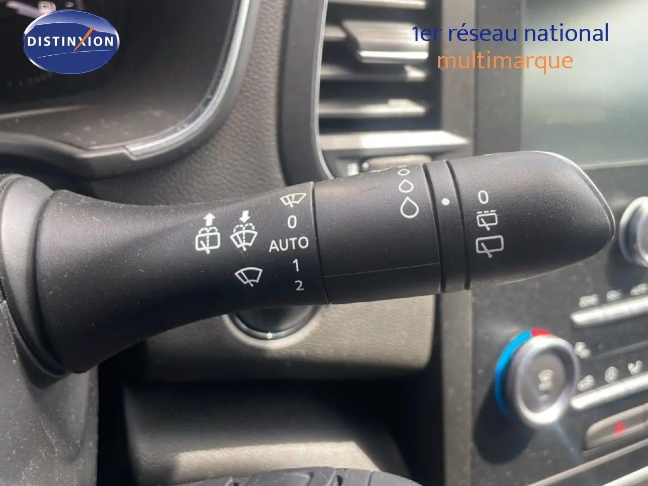 Gros plan sur la commande d’essuie-glace à gauche du volant dans l’habitacle d’une Renault Mégane gris titanium 2021.