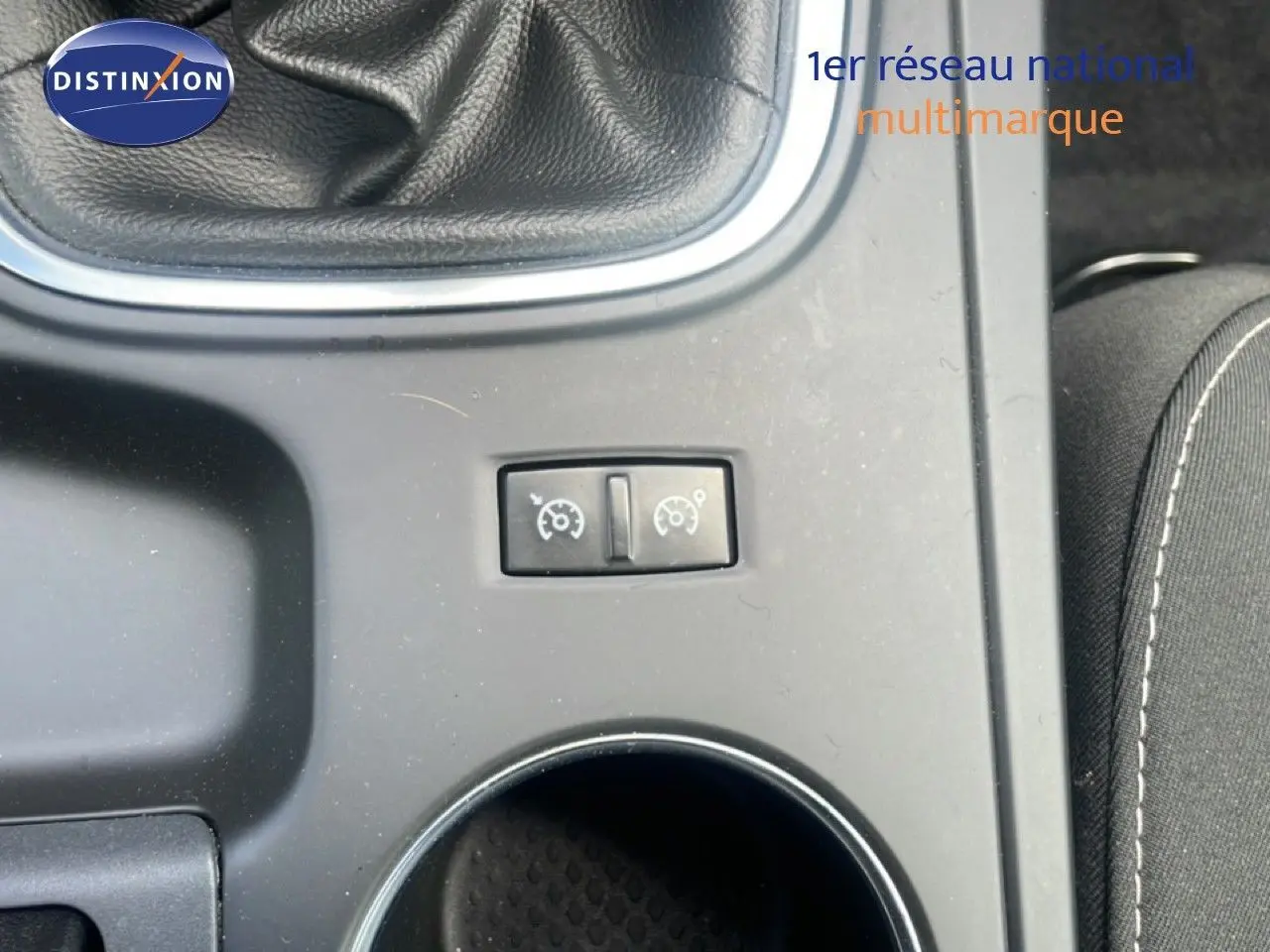 Gros plan sur la console centrale de la Renault Mégane gris titanium, montrant le levier de vitesses manuel et les commandes de régulateur.