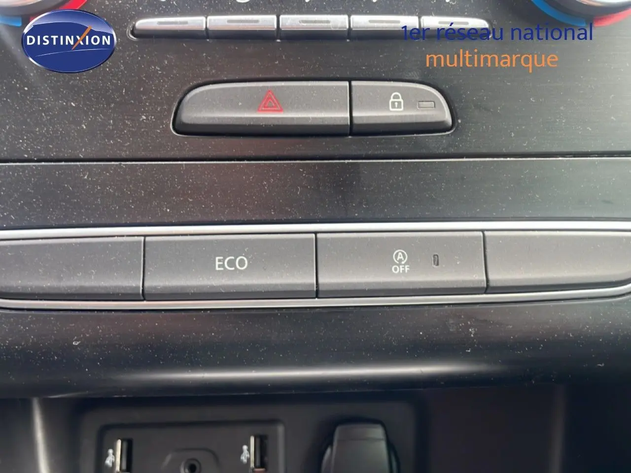 Détail du tableau de bord de la Renault Mégane 1.3 TCE 115ch Limited 2021, avec boutons de commande ECO et verrouillage.