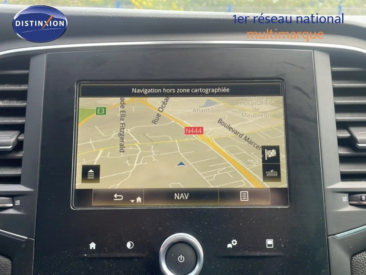 Tableau de bord de Renault Mégane gris titanium 2021, affichage GPS central avec carte de navigation.