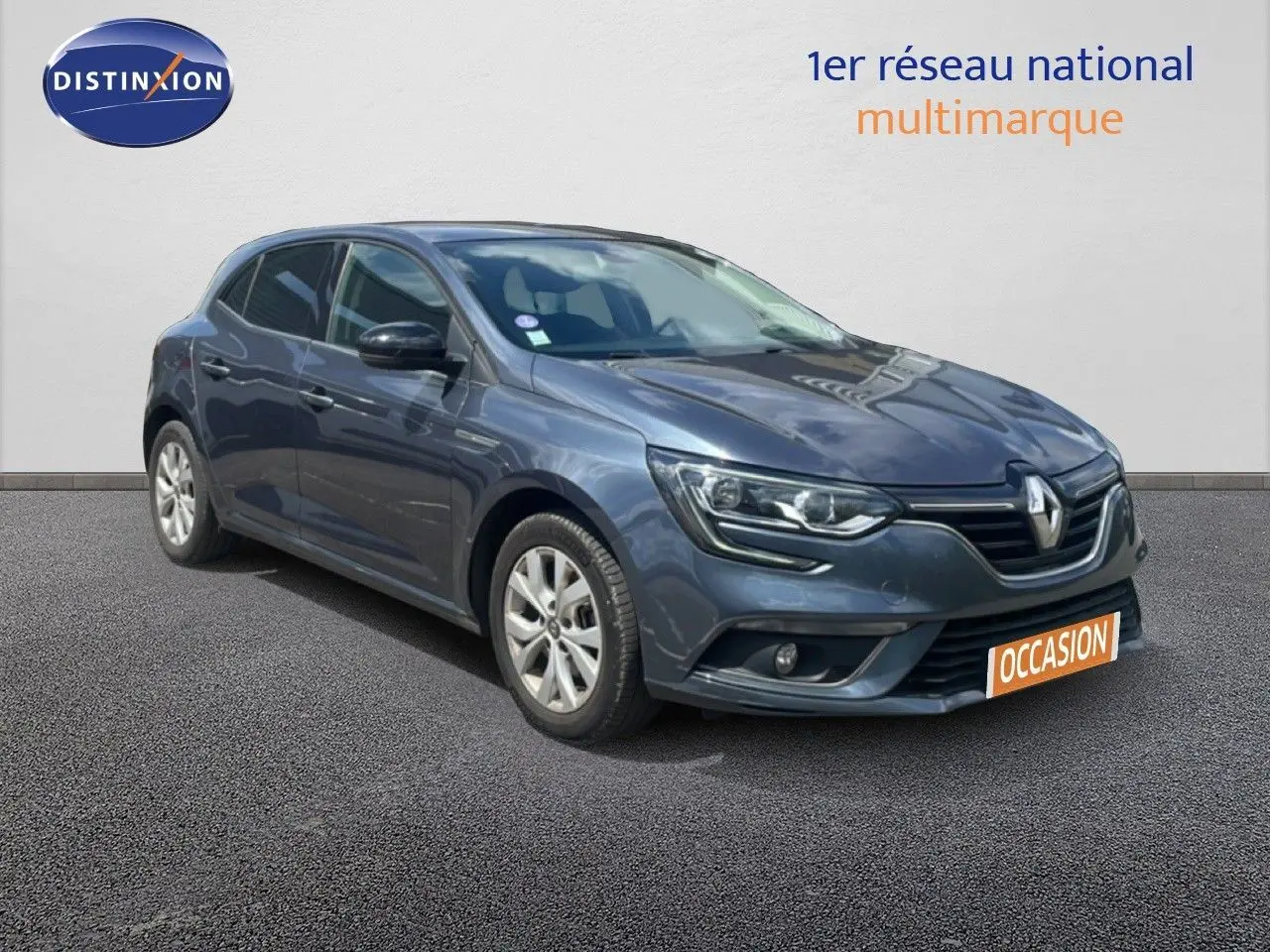 Renault Mégane gris titanium métal vue 3/4 avant droit, avec phares LED et calandre distinctive.