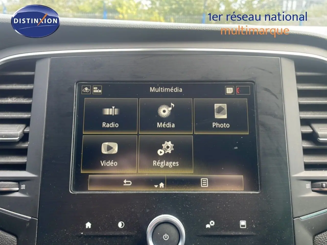 Écran tactile multimédia de Renault Mégane 2021 en gros plan, avec options radio, média, photo, vidéo et réglages.