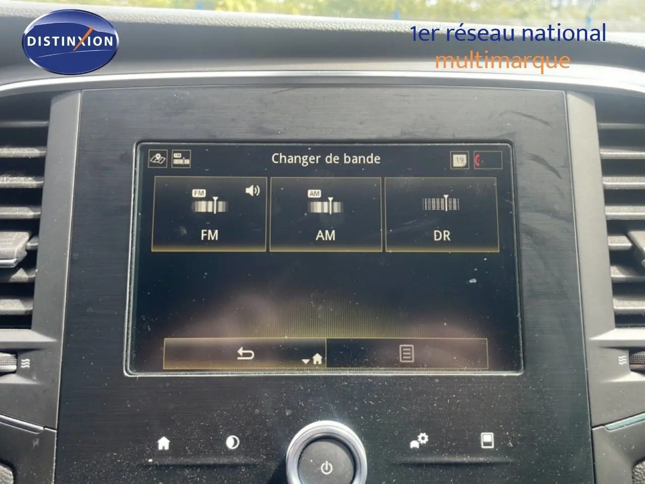 Écran tactile central de la Renault Mégane gris titanium, affichant les options radio FM, AM et DR.