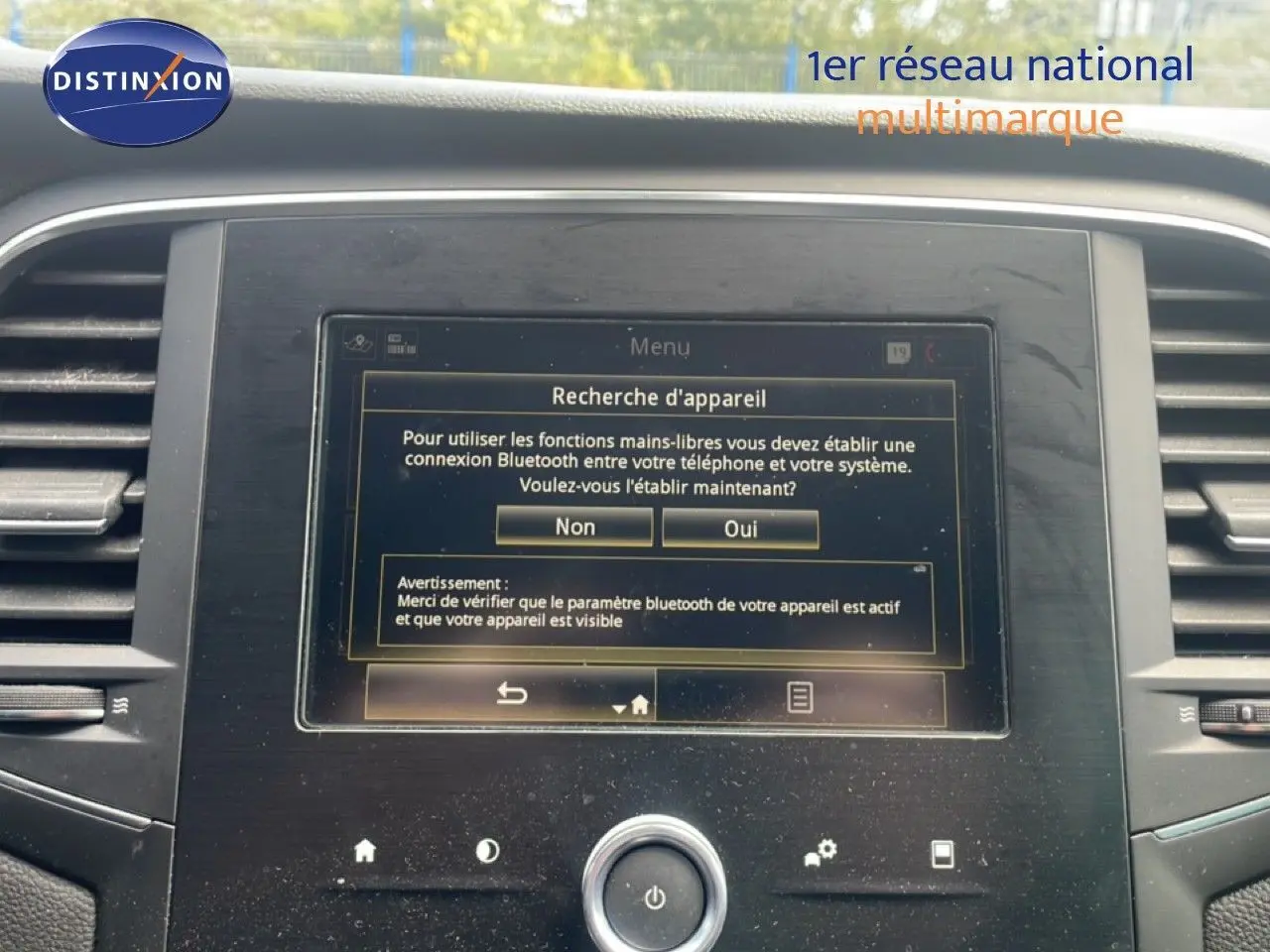 Écran tactile central de la Renault Mégane gris titanium, affichant un menu de connexion Bluetooth, intérieur noir.