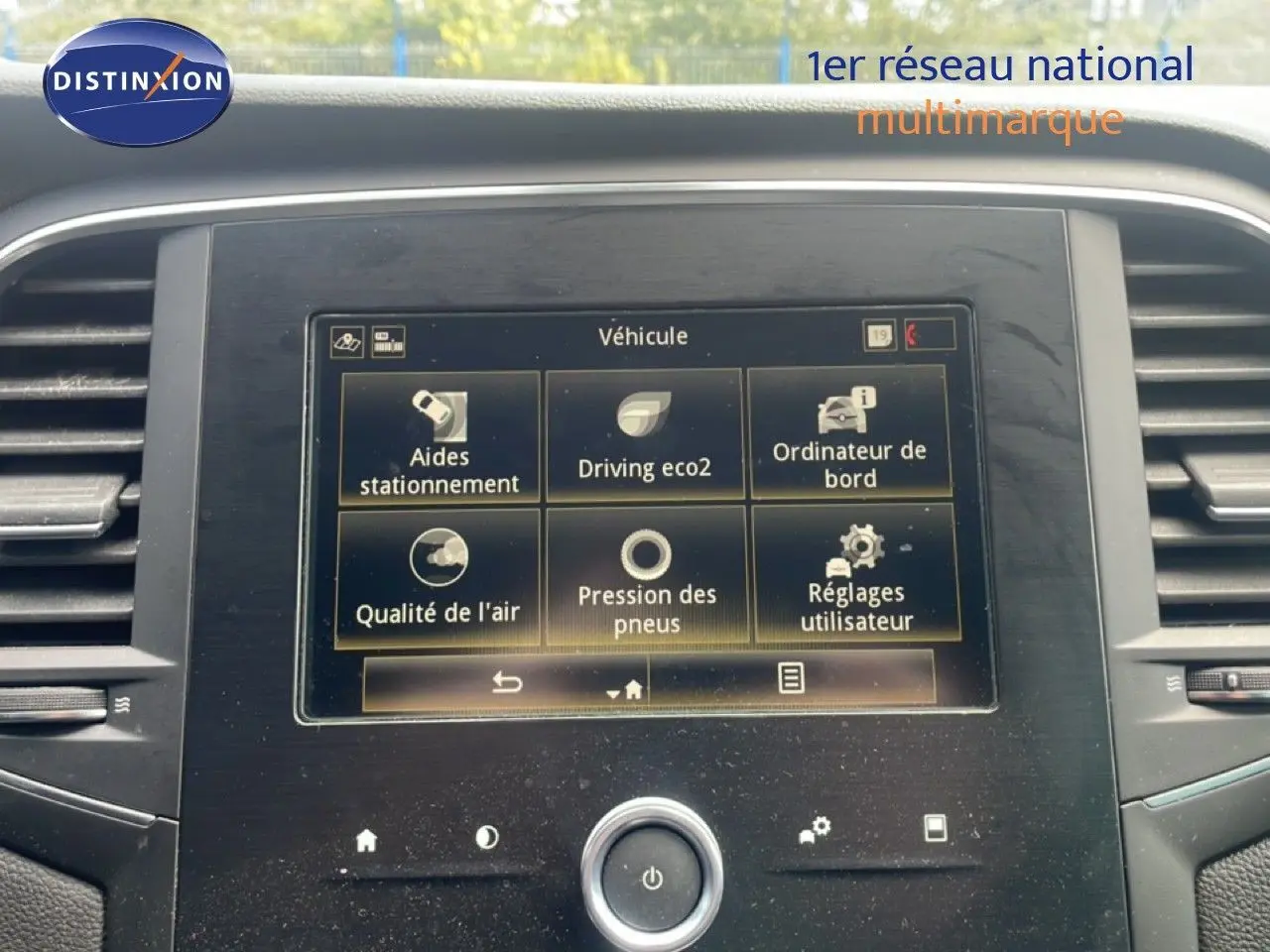 Écran tactile central de la Renault Mégane 1.3 TCE 115CH, affichant les options d’aide et réglages du véhicule.